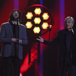 Salvador Sobral y Caetano Veloso actuando en la final de Eurovisión 2018