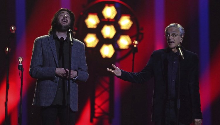 Salvador Sobral y Caetano Veloso actuando en la final de Eurovisión 2018