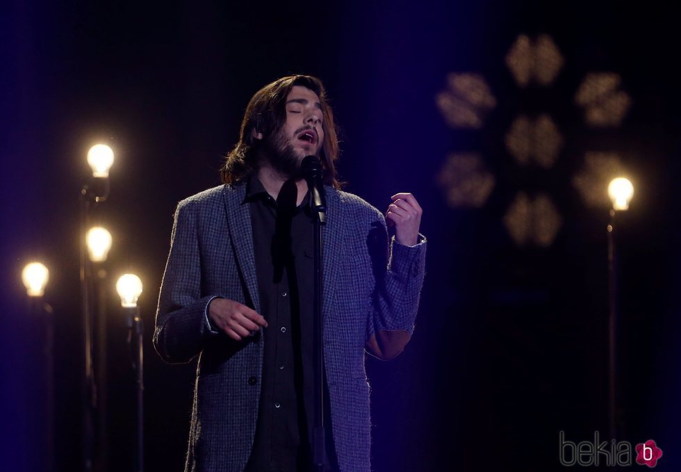 Salvador Sobral actuando en la final de Eurovisión 2018