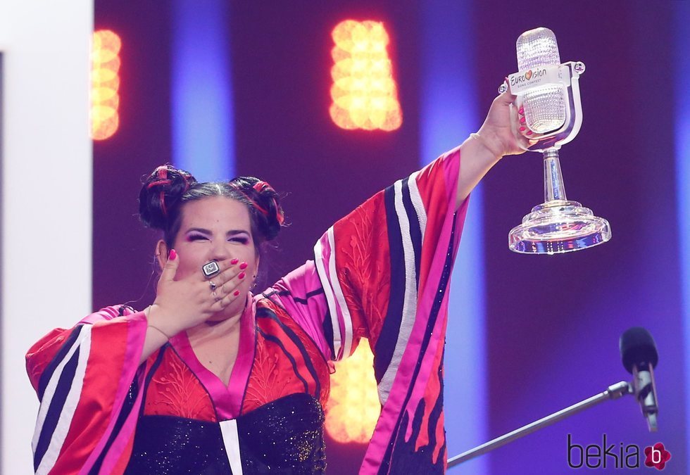 Netta con el micrófono de ganadora de Eurovisión 2018