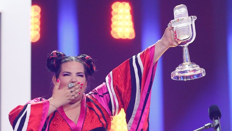 Netta con el micrófono de ganadora de Eurovisión 2018