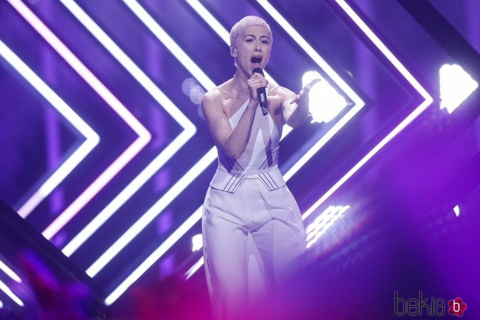 La cantante de Reino Unido, Surie, durante su actuación en Eurovisión 2018