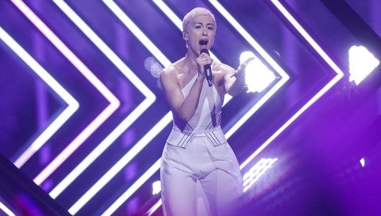 La cantante de Reino Unido, Surie, durante su actuación en Eurovisión 2018