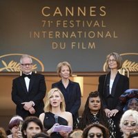 Cate Blanchett pronunciando un discurso en la alfombra roja del Festival de Cannes 2018