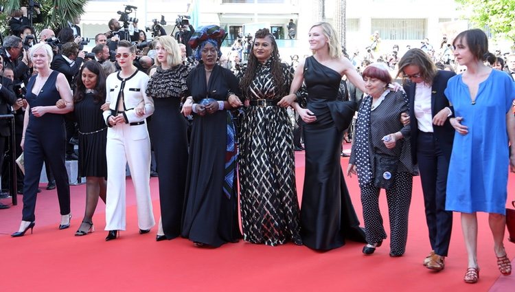 Cate Blanchett junto a varias mujeres del mundo del cine en la alfombra roja del Festival de Cannes 2018