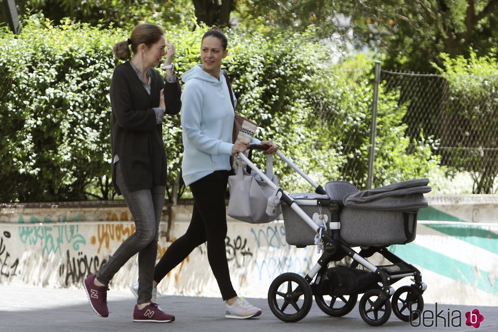 Eva González con una amiga paseando con su hijo Cayetano Rivera por Madrid