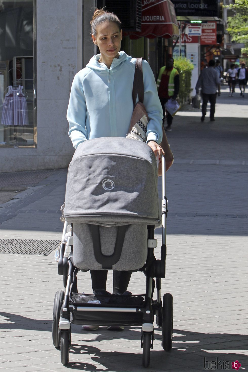 Eva González paseando a su hijo Cayetano Rivera por las calles de Madrid