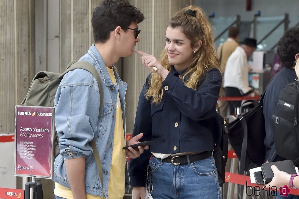 Amaia y Alfred muy cariñosos en el aeropuerto de Lisboa tras Eurovisión 2018