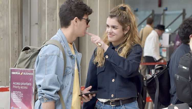 Amaia y Alfred muy cariñosos en el aeropuerto de Lisboa tras Eurovisión 2018