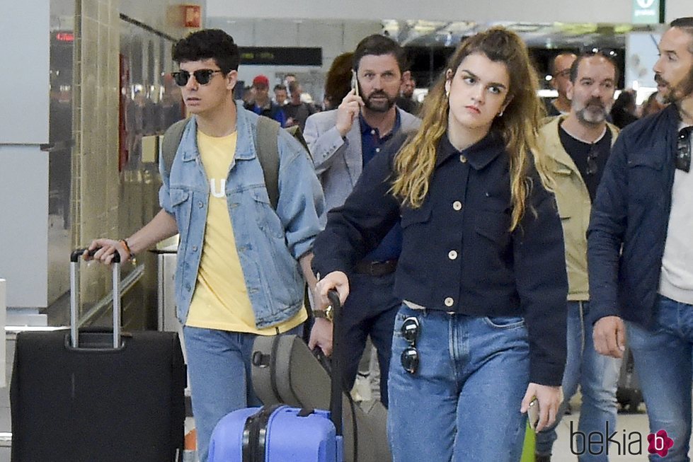 Amaia y Alfred llegando al aeropuerto de Lisboa tras Eurovisión 2018