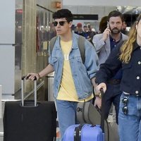 Amaia y Alfred llegando al aeropuerto de Lisboa tras Eurovisión 2018