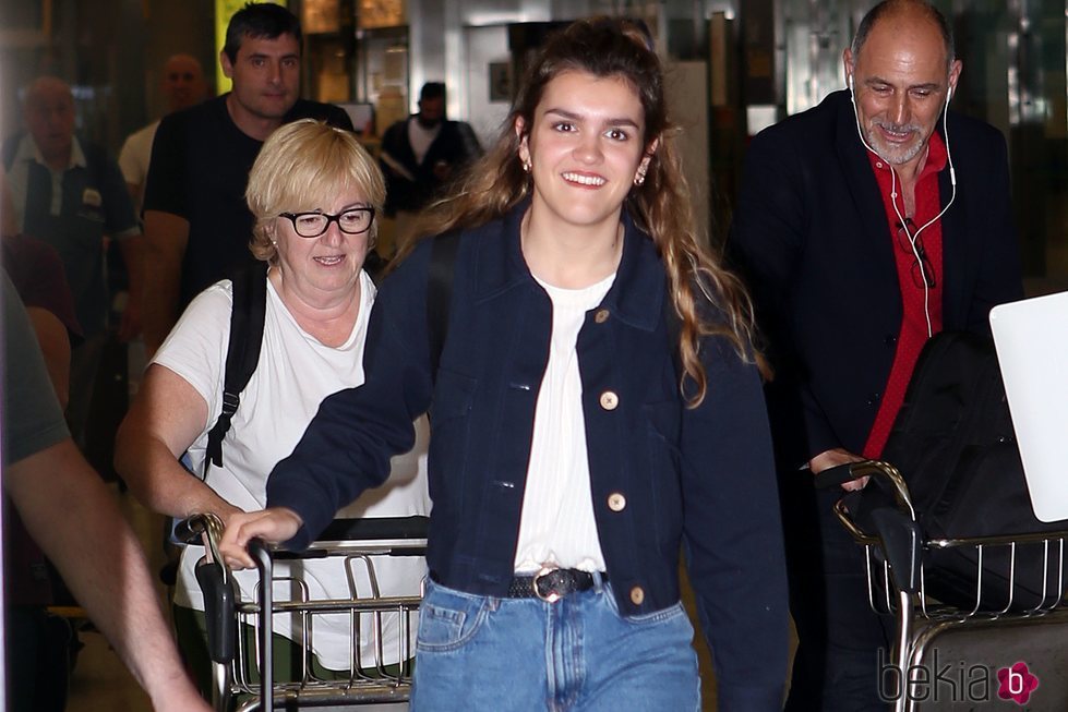 Amaia en el aeropuerto de Madrid a su vuelta a España tras Eurovisión 2018