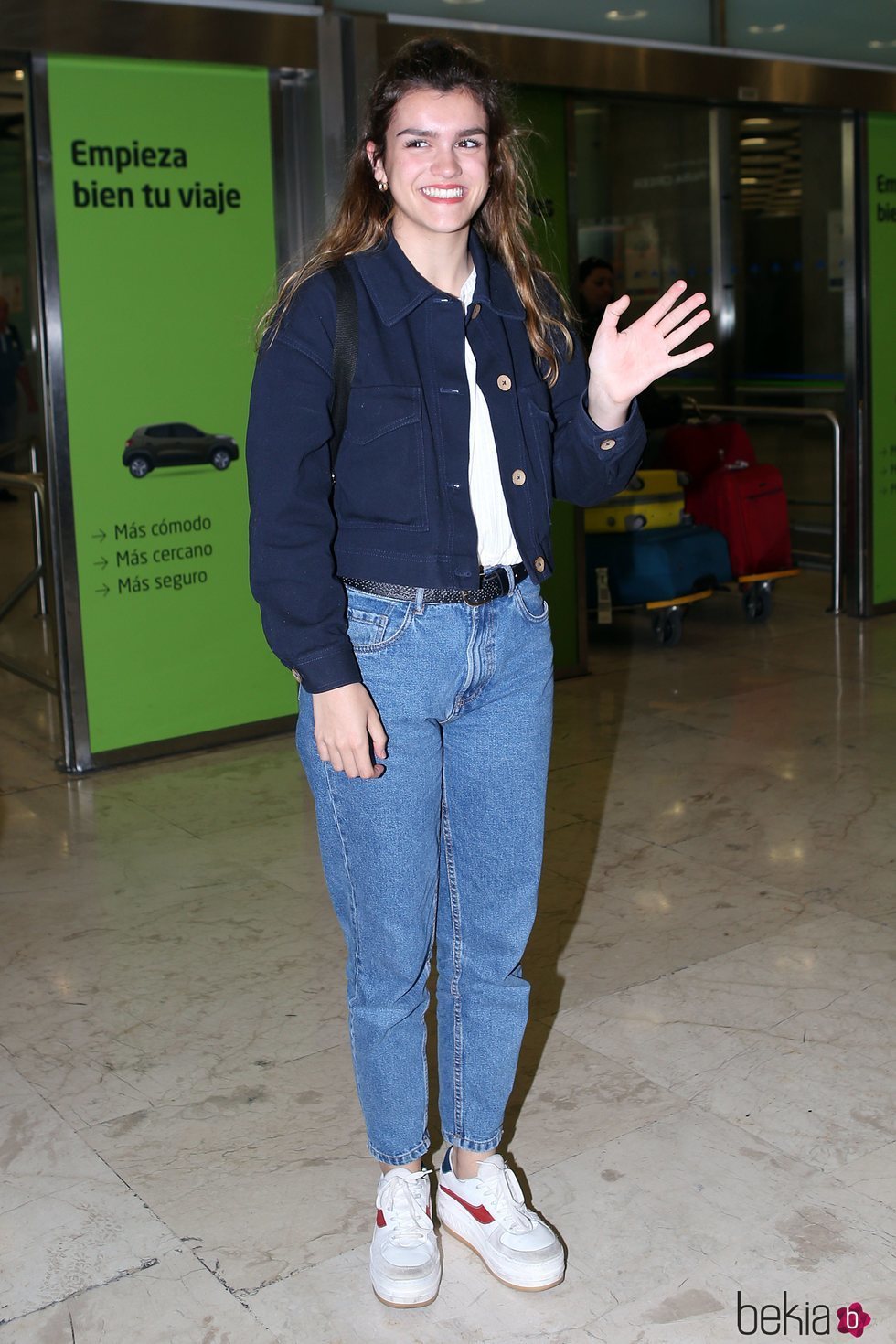 Amaia saludando a los fans en el aeropuerto de Madrid a su vuelta a España tras Eurovisión 2018