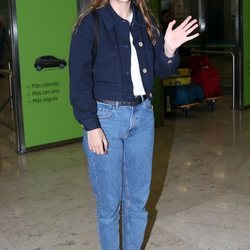 Amaia saludando a los fans en el aeropuerto de Madrid a su vuelta a España tras Eurovisión 2018