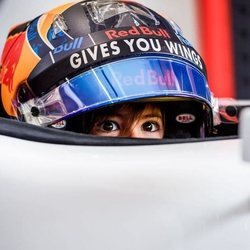 Milan Piqué en el coche de Lewis Hamilton en el GP de España 2018