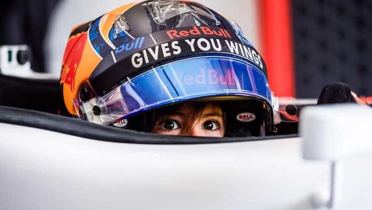 Milan Piqué en el coche de Lewis Hamilton en el GP de España 2018