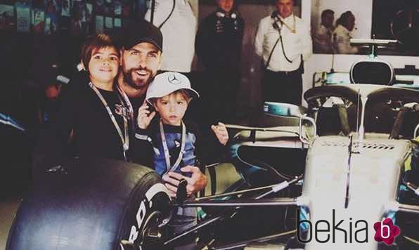 Gerard Piqué con sus hijos Milan y Sasha en el GP de España 2018