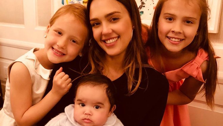 Jessica Alba y sus tres hijos en el Día de la Madre