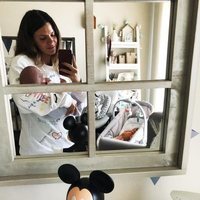 Laura Matamoros haciéndose un selfie con su hijo Matías en brazos