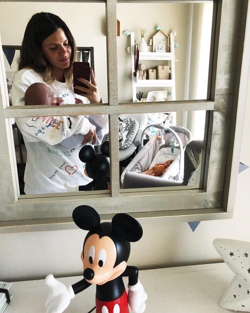 Laura Matamoros haciéndose un selfie con su hijo Matías en brazos