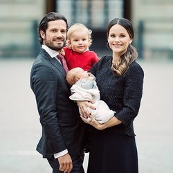 Carlos Felipe y Sofía de Suecia posan con sus hijos en brazos