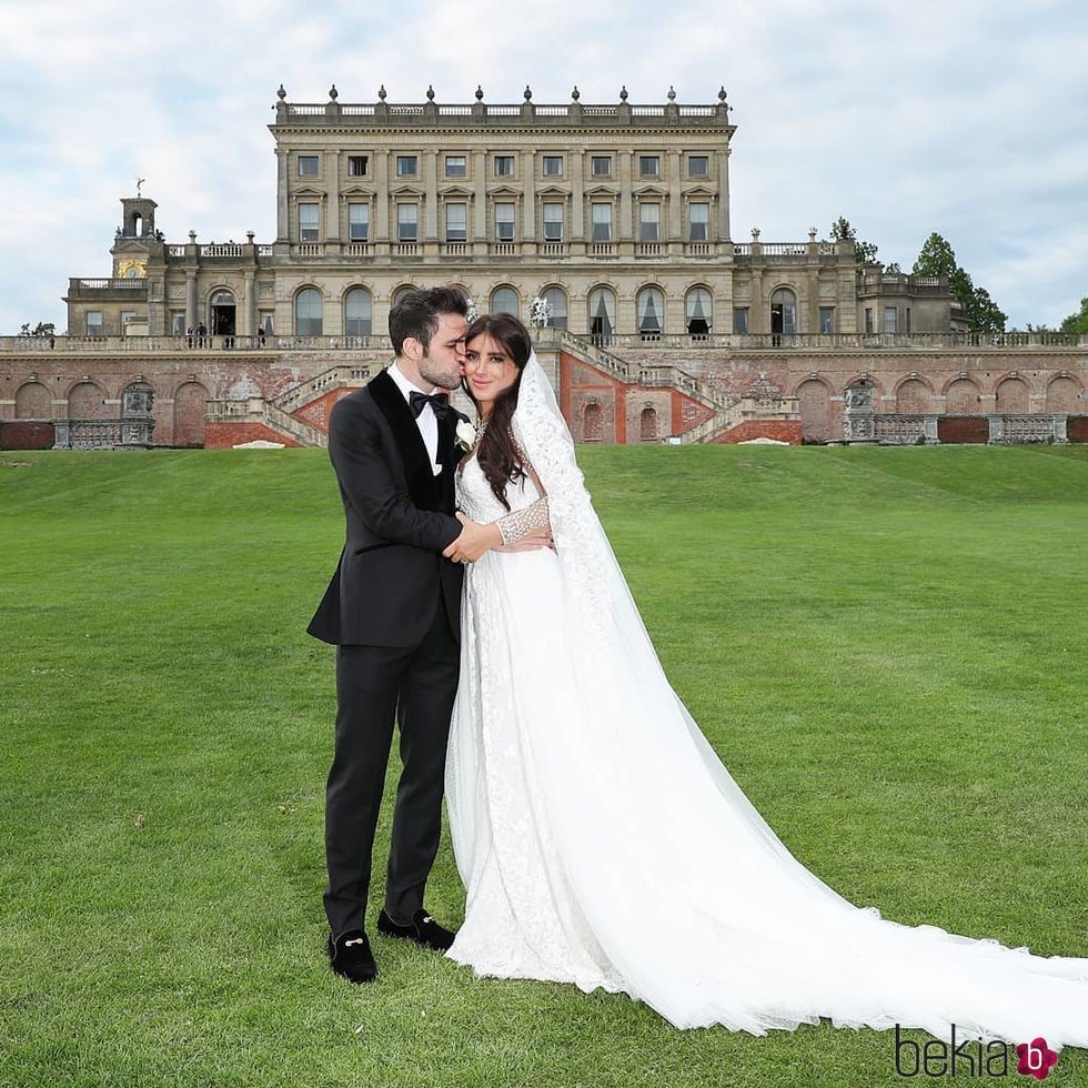 Cesc Fábregas y Daniella Semaan posando muy cariñosos el día de su boda