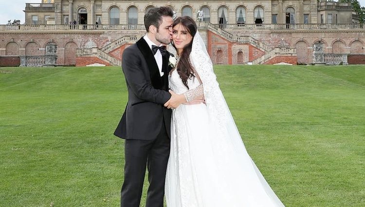 Cesc Fábregas y Daniella Semaan posando muy cariñosos el día de su boda