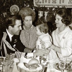 Constantino y Ana María de Grecia con su hijo Pablo y la Reina Federica