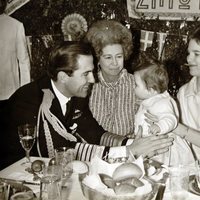 Constantino y Ana María de Grecia con su hijo Pablo y la Reina Federica