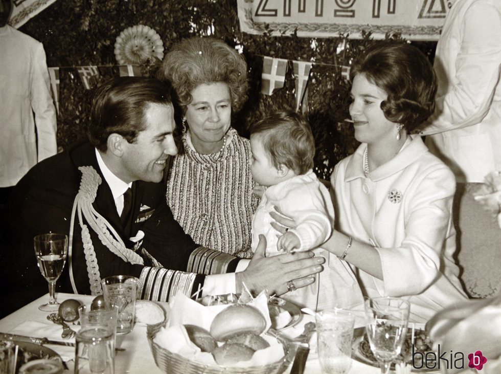 Constantino y Ana María de Grecia con su hijo Pablo y la Reina Federica