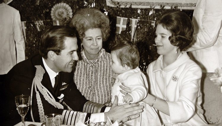 Constantino y Ana María de Grecia con su hijo Pablo y la Reina Federica