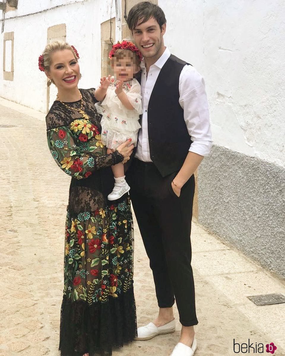 Soraya junto a Miguel Herrera y la pequeña Manuela en el rodaje de 'Yo brindo'