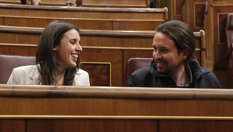 Pablo Iglesias e Irene Montero durante una sesión en el Parlamento