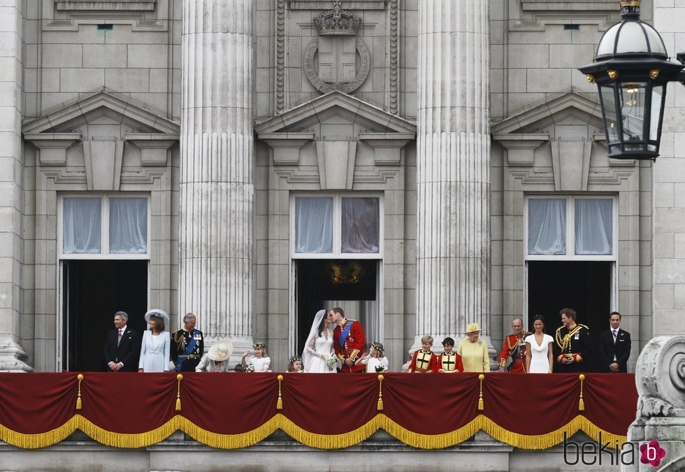 El Príncipe Guillermo y Kate Middleton se besan en su boda ante sus familias