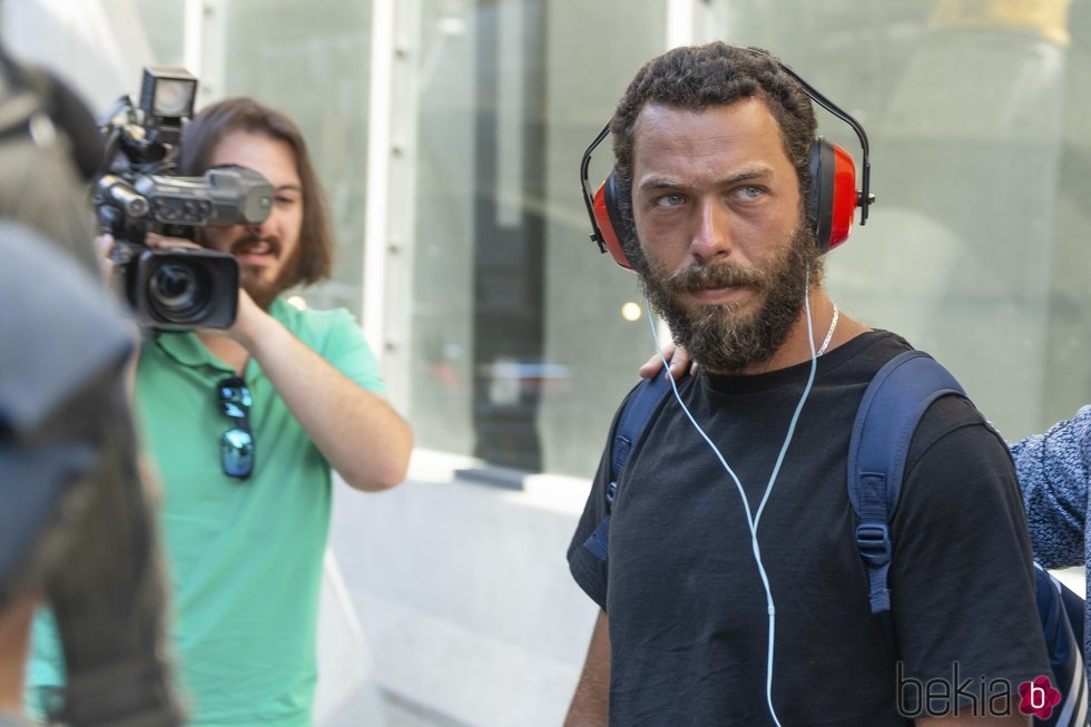 Alberto Isla en el aeropuerto tras su expulsión de 'Supervivientes 2018'