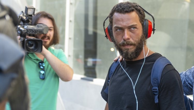 Alberto Isla en el aeropuerto tras su expulsión de 'Supervivientes 2018'