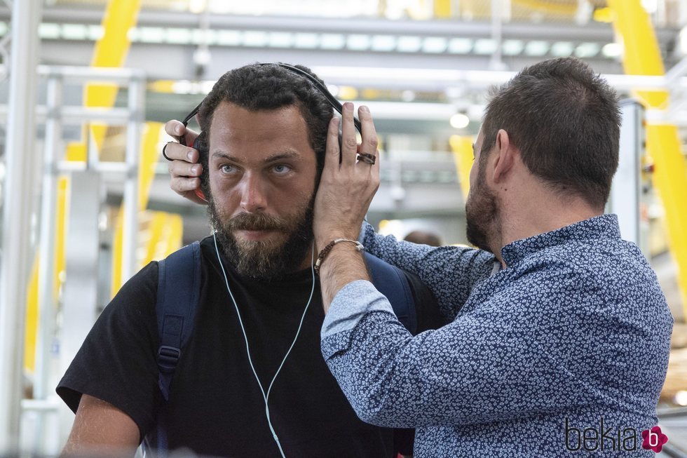 Alberto Isla con los cascos en el aeropuerto tras su expulsión de 'Supervivientes 2018'