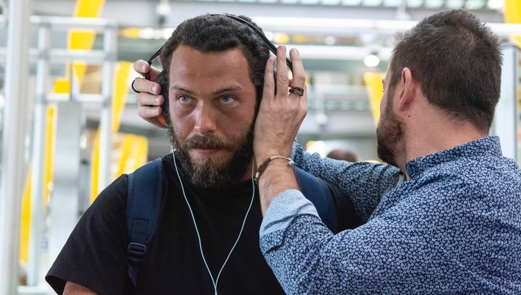 Alberto Isla con los cascos en el aeropuerto tras su expulsión de 'Supervivientes 2018'