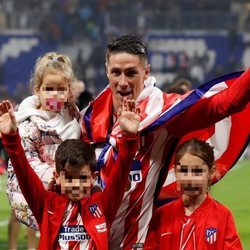 Fernando Torres celebrando la tercera Europa League del Atlético de Madrid con sus tres hijos