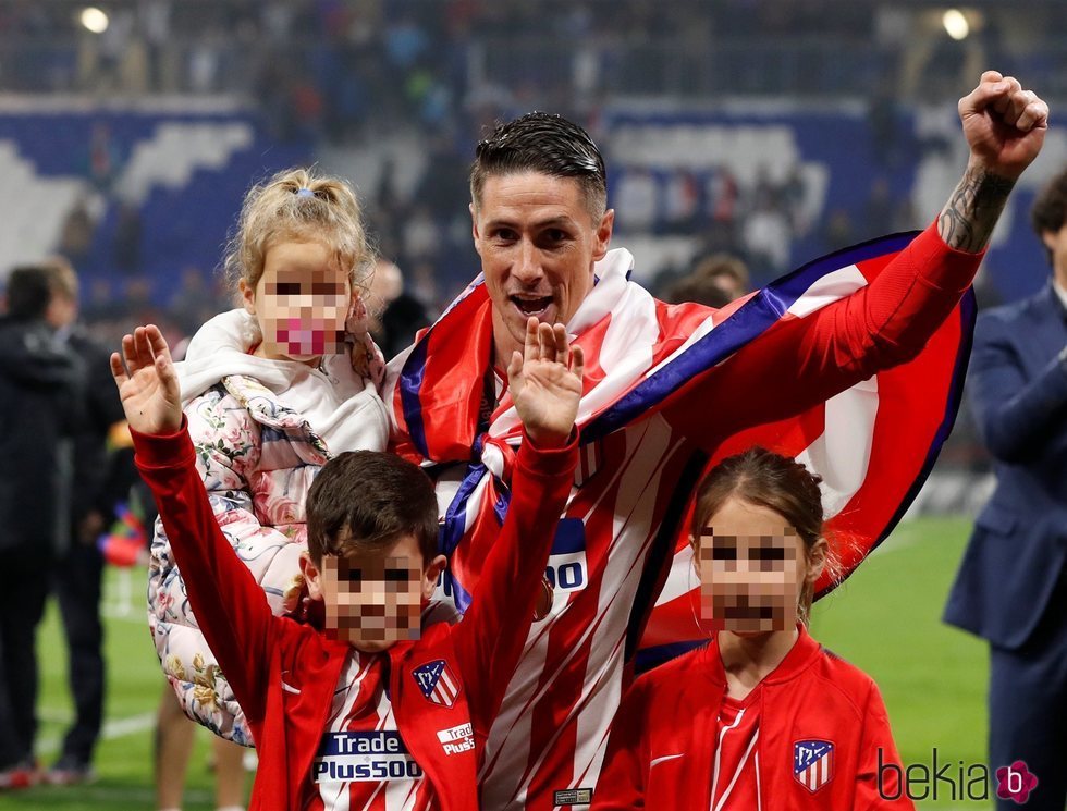 Fernando Torres celebrando la tercera Europa League del Atlético de Madrid con sus tres hijos