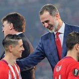 El Rey Felipe felicitando a Fernando Torres tras ganar la Europa League con el Atlético de Madrid