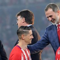 El Rey Felipe felicitando a Fernando Torres tras ganar la Europa League con el Atlético de Madrid