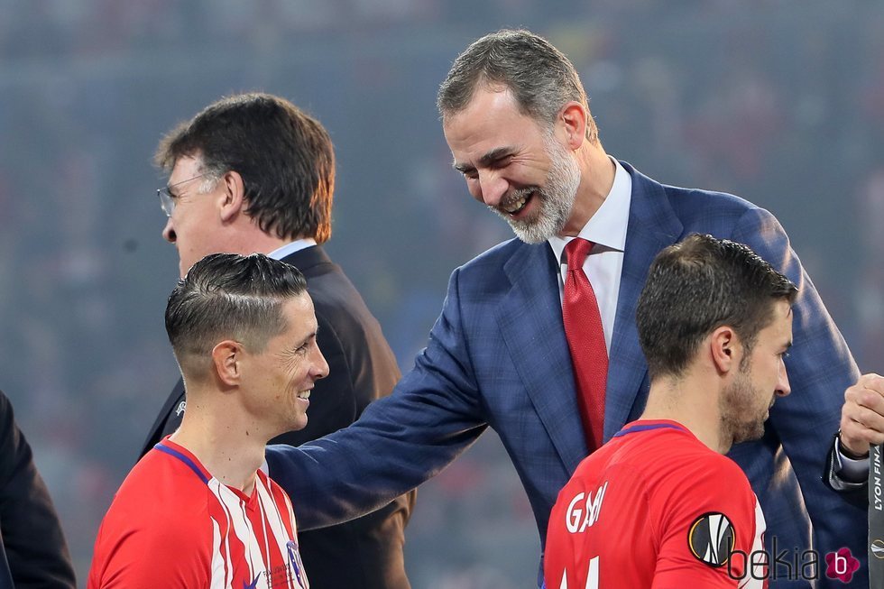 El Rey Felipe felicitando a Fernando Torres tras ganar la Europa League con el Atlético de Madrid