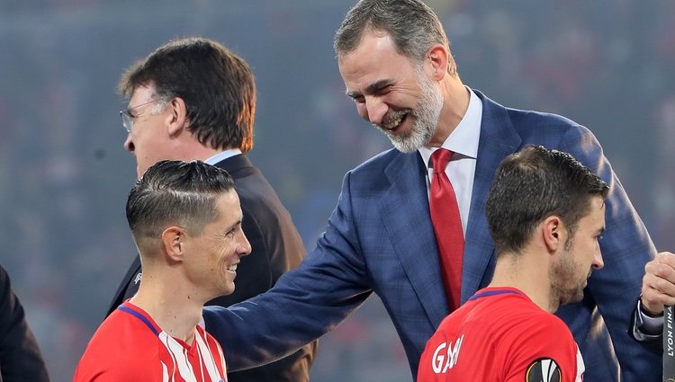 El Rey Felipe felicitando a Fernando Torres tras ganar la Europa League con el Atlético de Madrid