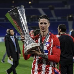 Fernando Torres con su trofeo de la Europa League tras ganar con el Atlético de Madrid