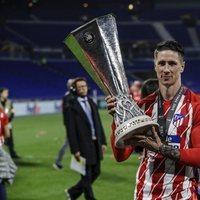 Fernando Torres con su trofeo de la Europa League tras ganar con el Atlético de Madrid