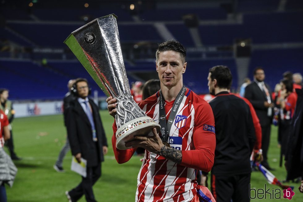 Fernando Torres con su trofeo de la Europa League tras ganar con el Atlético de Madrid