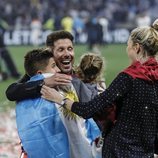 Diego Simeone con Carla Pereyra y sus hijos tras la victoria del Atlético de Madrid en la Europa League