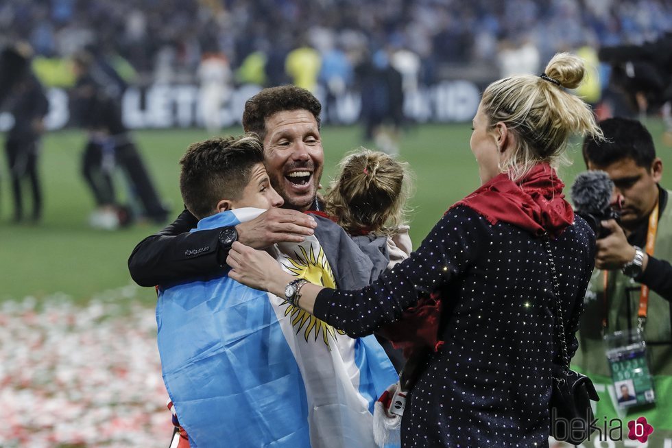 Diego Simeone con Carla Pereyra y sus hijos tras la victoria del Atlético de Madrid en la Europa League