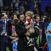 Diego Simeone con su hija Francesca y su pareja Carla Pereyra celebrando la Europa League 2018 del Atlético de Madrid